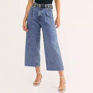 Levi's Ribcage Pleated Crop Jeans Size 28